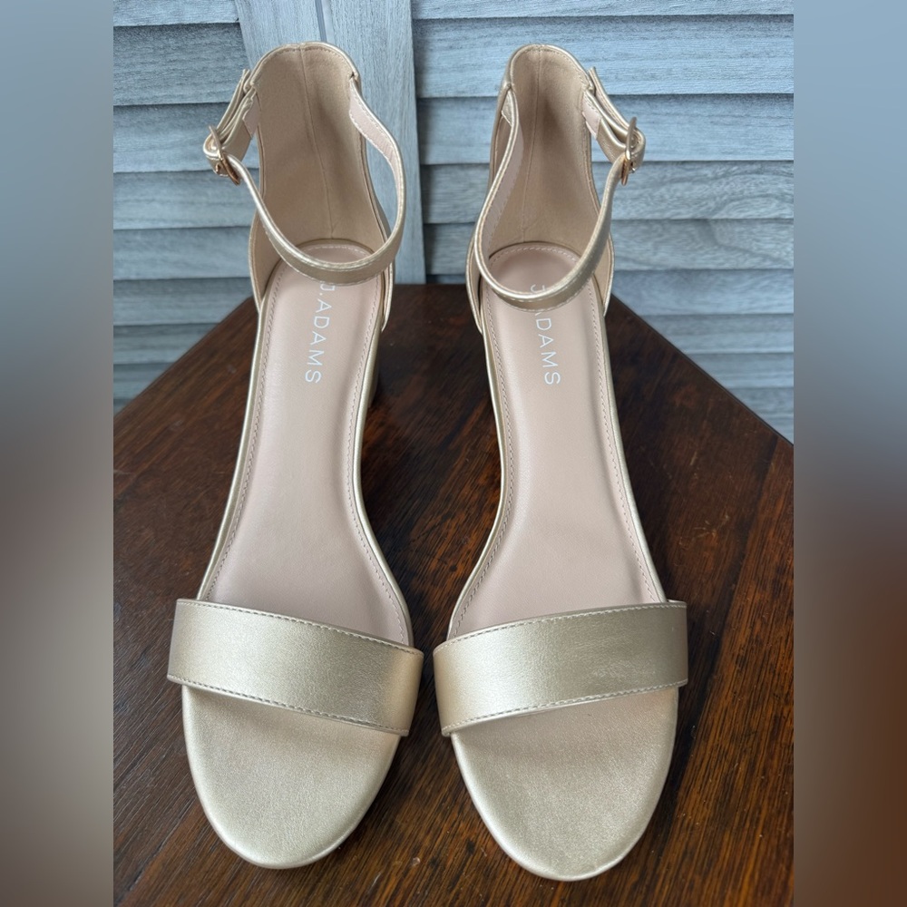 NEW- J. Adams Daisy Wmns 10 gold strap sandal with low heel.